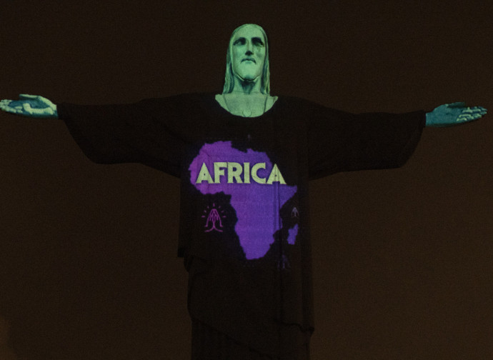 Rio, il Cristo Redentore illuminato con i colori dei continenti infetti