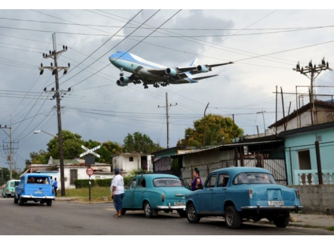 L'Air Force One sorvola l'Avana