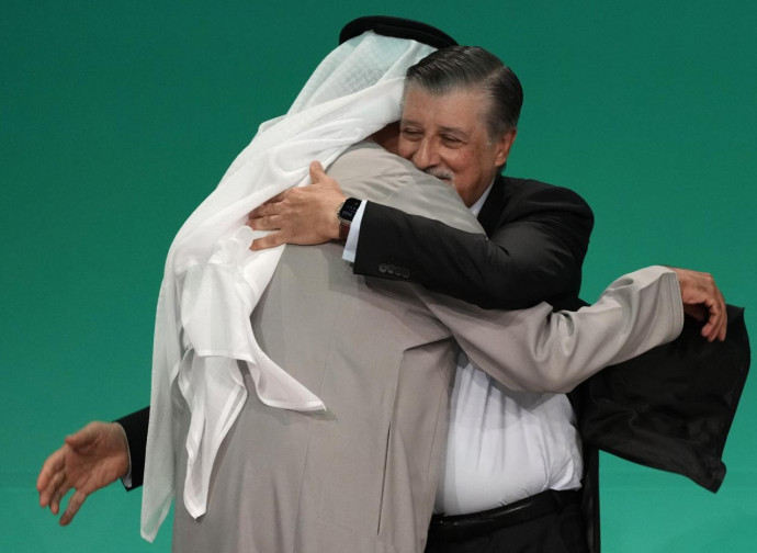 L'abbraccio fra Sultan al Jaber e Adnan Amin (a.d. della Cop28) (La Presse)