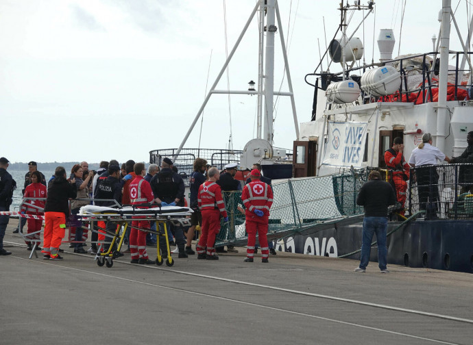 L'arrivo della nave Alan Kurdi a Taranto