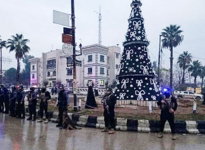 Albero di Natale custodito da milizie armate (foto di Elisa Gestri)