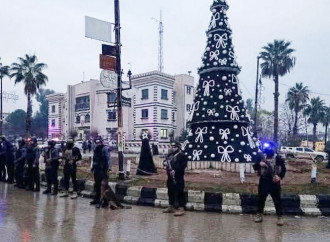 Albero di Natale custodito da milizie armate (foto di Elisa Gestri)
