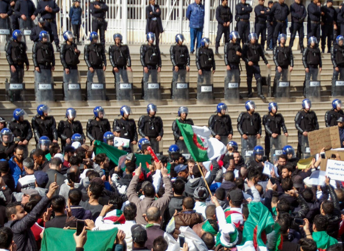 Algeria, confronto fra polizia e manifestanti