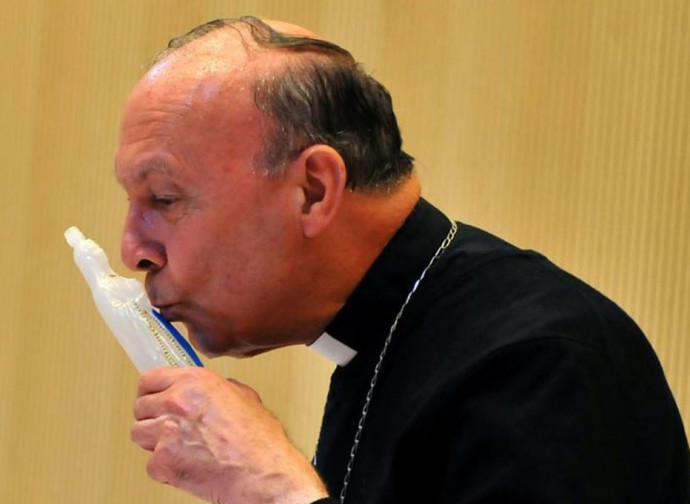 Il vescovo Leonard bacia la statuetta della Madonna dopo l'aggressione di cui fu vittima