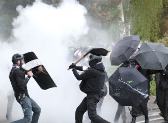 Antifa in azione negli scontri di Portland (La Presse)