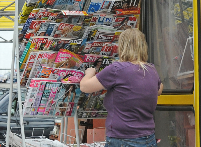Edicola a Varsavia, luglio 2012 (foto AP)