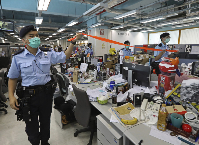 Police storms the Apple Daily office