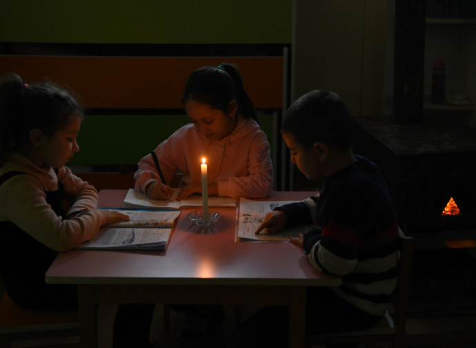Artsakh, scolari a lume di candela