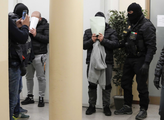 Arresti dei sospetti (La Presse) Arresti dei sospetti (La Presse)
