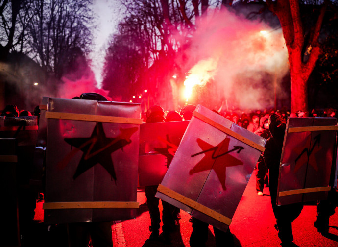 Torino in fiamme. Martelli comunisti e mezzaluna islamica a braccetto