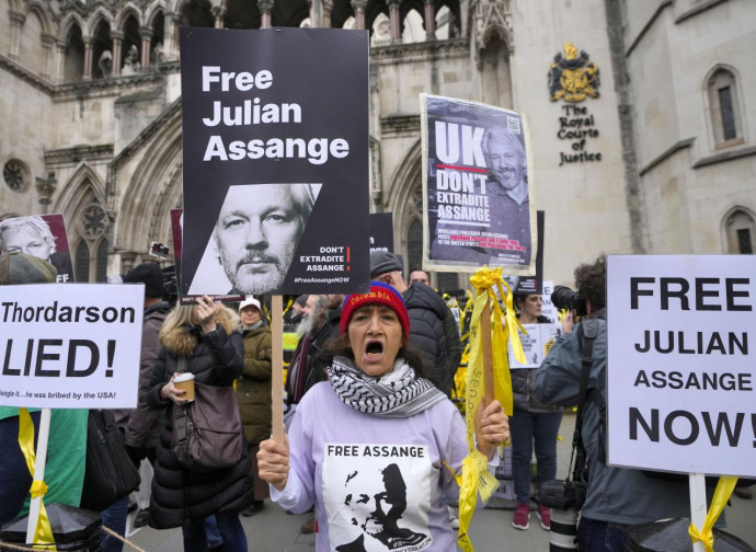 Londra, manifestazione contro l'estradizione di Assange (La Presse)