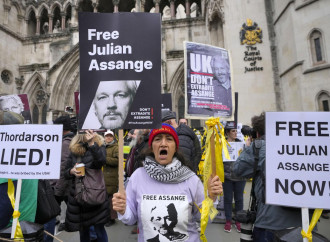 Assange secondo i media: eroe, spia e poi vittima