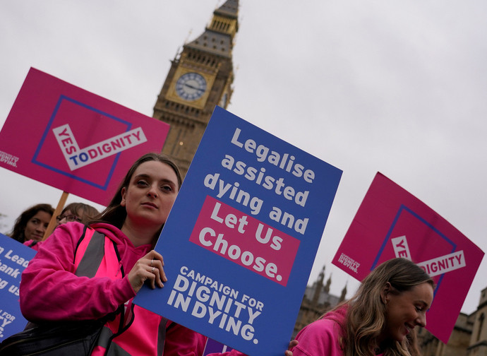 Manifestazione a Londra per a favore della legge sul suicidio assistito