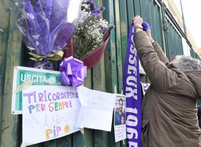 Tifosi lasciano un ricordo per Astori sui cancelli dello stadio di Firenze