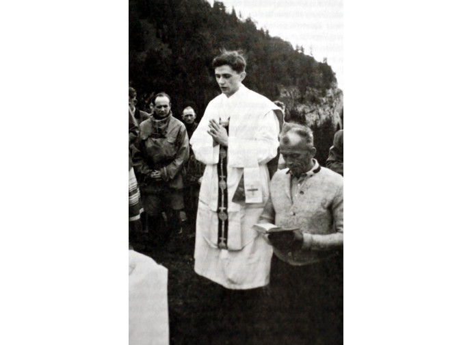 Un giovanissimo padre Joseph Ratzinger