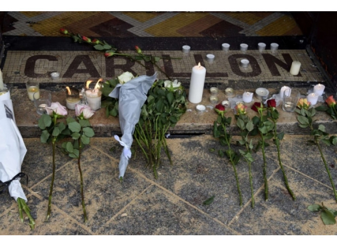 Fiori e lumini davanti al locale di Parigi assaltato dai terroristi 