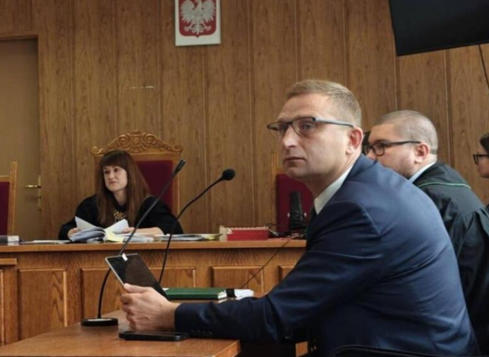 Robert Bąkiewicz a processo (foto dal profilo X di Bąkiewicz)