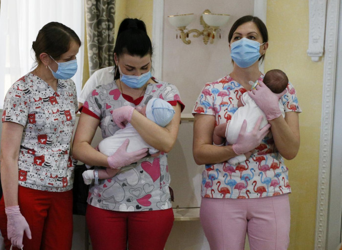 Kiev, bambini nati da madri surrogate, prima dell'incontro con i genitori adottivi