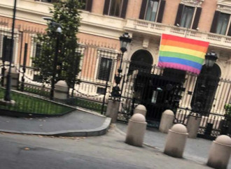 Bandiera arcobaleno all'ambasciata Usa a Roma