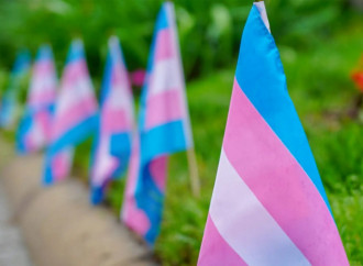 Trans che partoriscono e allattano: l’ideologia che nega la biologia