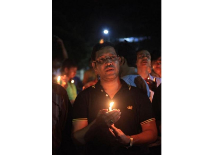 In preghiera dopo la strage di Dacca