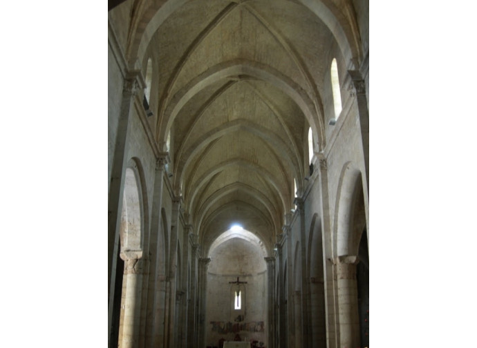L'interno della chiesa del Santo Sepolcro di Barletta