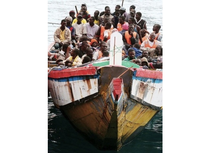 Barcone di clandestini in fuga dall'Afrioca