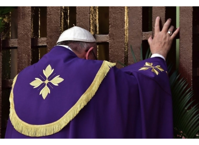 Papa Francesco apre la Porta Santa della cattedrale di Banqui