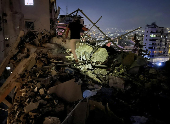 Beirut, la sede di Hezbollah colpita dagli israeliani (La Presse)