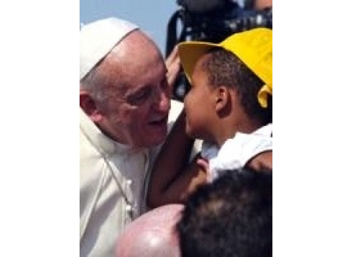 Papa Francesco con un ragazzo migrante