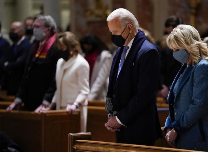 Il presidente Usa Joe Biden in chiesa