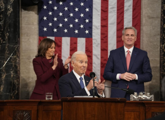 Joe Biden (con Kamala Harris a sinistra e Kevin McCarthy a destra)