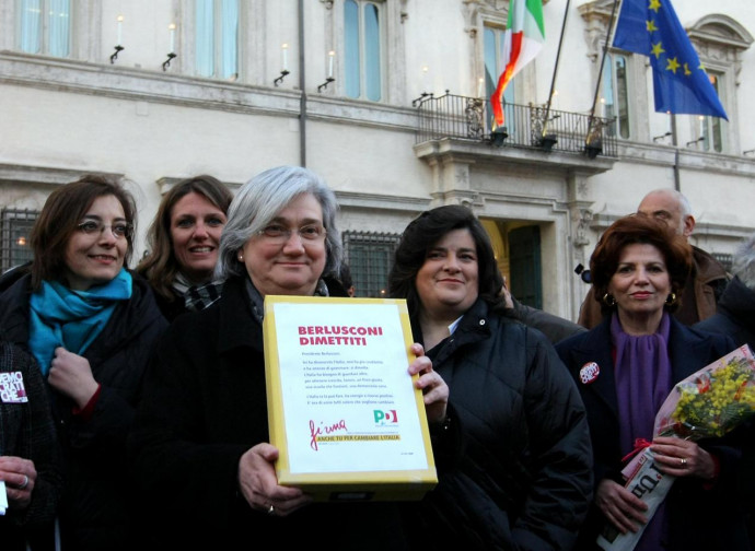 Rosy Bindi, quando raccoglieva firme per le dimissioni di Berlusconi (2011)