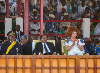 Il presidente del Camerun Paul Biya (al centro) con la first lady Chantal (La Presse)