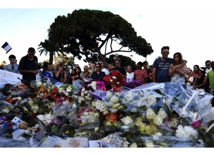 Fiori sulla strada del massacro a Nizza