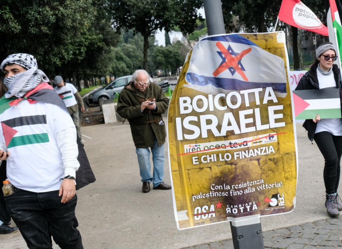 Manifestazione dei collettivi per il boicottaggio di Israele (La Presse)