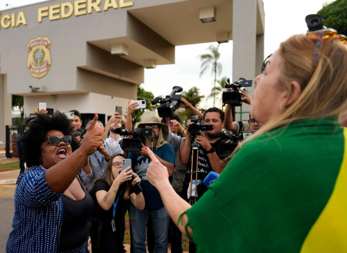 Manifestazione contro Bolsonaro si scontra con suoi sostenitori (La Presse)