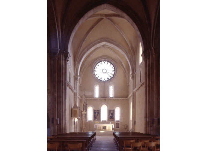 L'interno dell'abbazia di Santa Maria Arabona