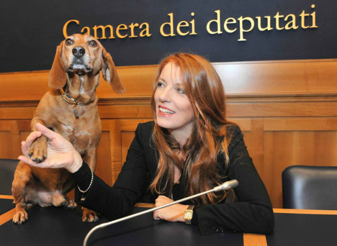 La Brambilla e il cane Sogno in Parlamento