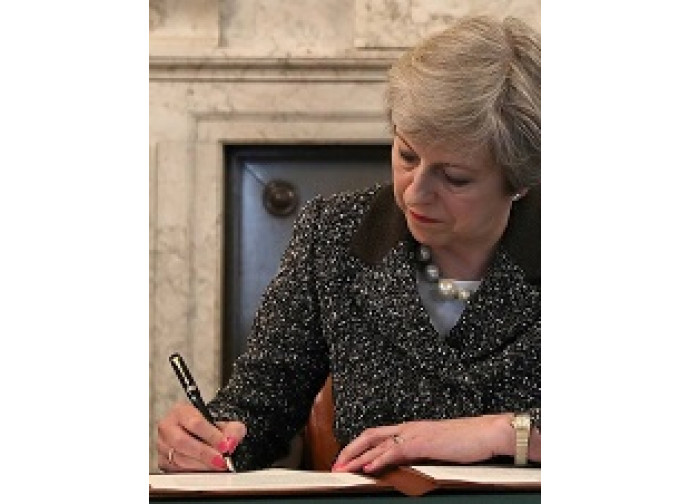 La May firma la lettera della Brexit