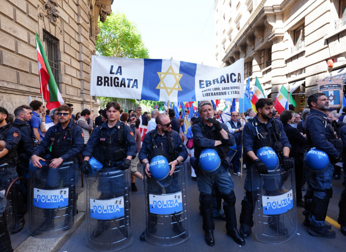 La Brigata Ebraica scortata dalla polizia (La Presse)