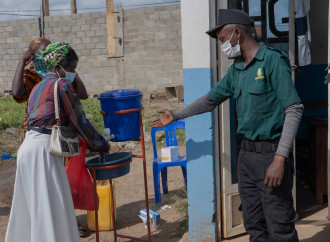 Controlli all'ingresso di un ospedale di Bunia, in Congo (AP)
