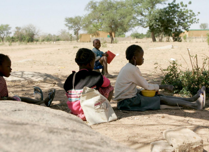 Burkina Faso, scolari in attesa di lezioni (altro bersaglio jihadista sono le scuole)