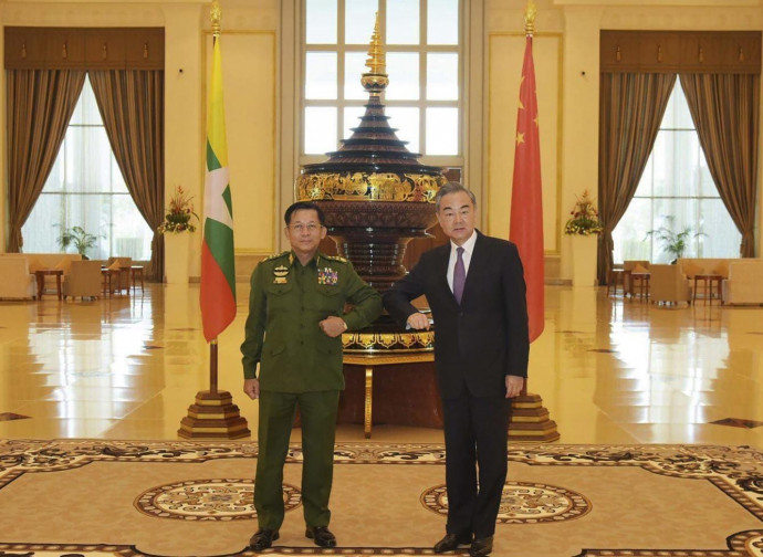 Il generale Min Aung Hlaing con Wang Yi (ministro degli Esteri cinese)