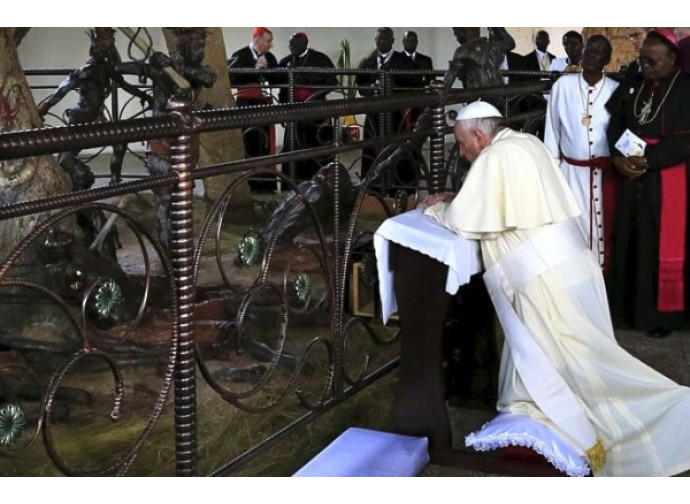 Il Papa in preghiera nel santuario di  Namugongo dedicato ai martiri ugandesi