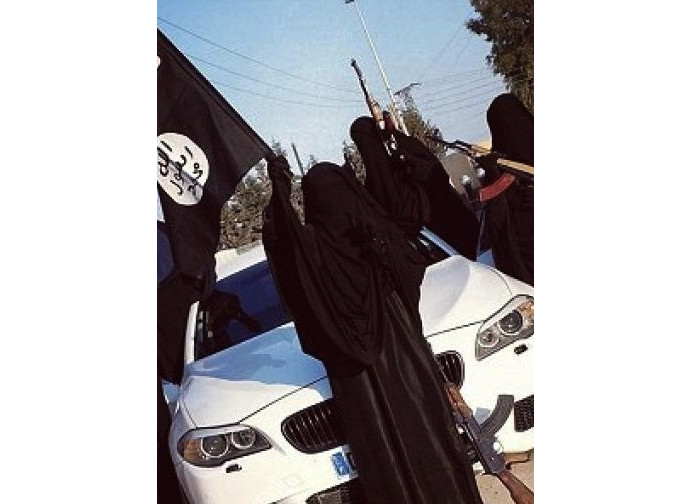 Donne jihadiste davanti a una fiammante Bmw M5