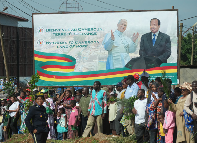 Leone XIV ritratto con Paul Biya nei poster del Viaggio apostolico in Camerun (AP)