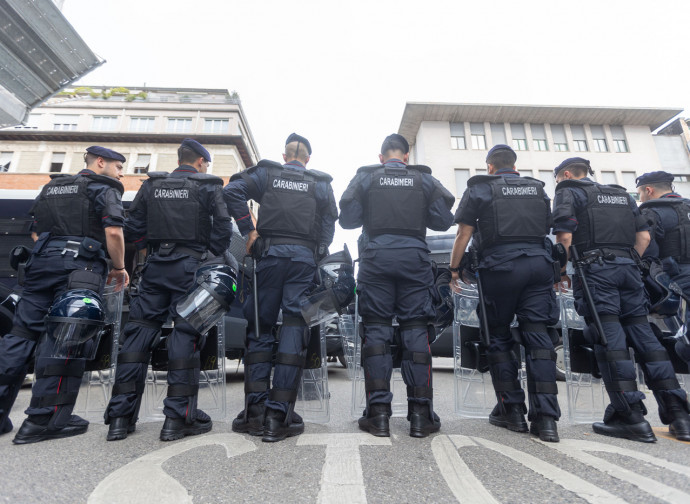 Carabinieri proteggono il Teatro Franco Parenti (La Presse)