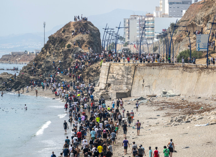 L'onda umana al confine con Ceuta (AP)