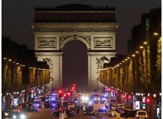 L'Isis colpisce Parigi e interviene nelle elezioni